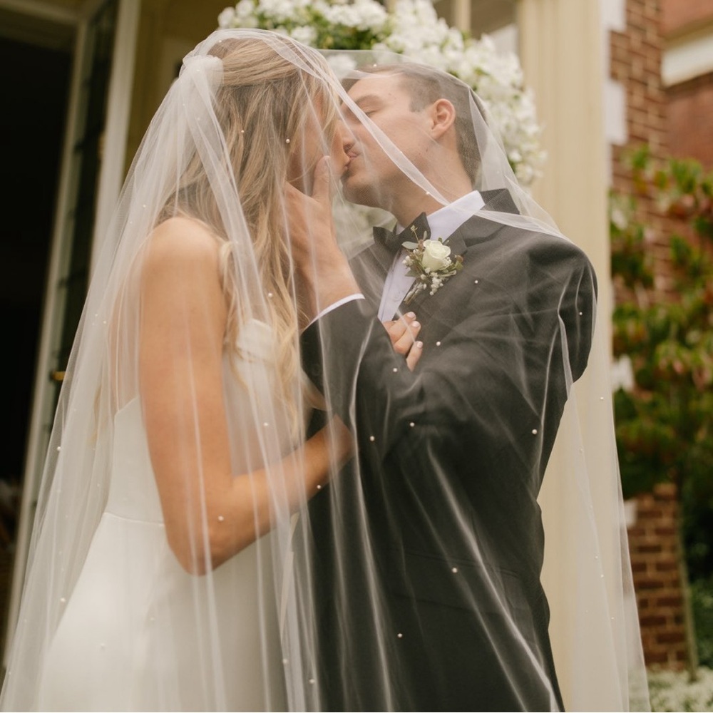 Sara Gabriel Caroline Pearl Veil